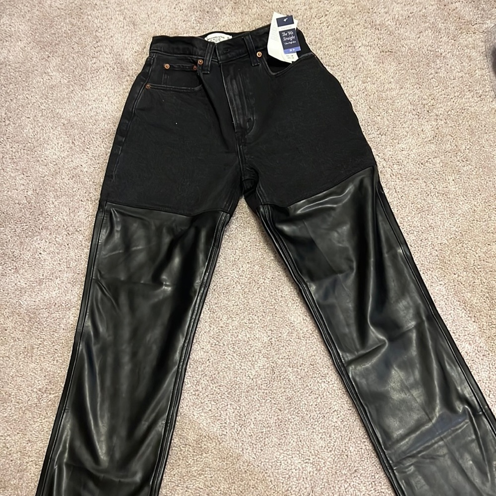 Brand new w tags a&f the 90”s straight curve love jeans.